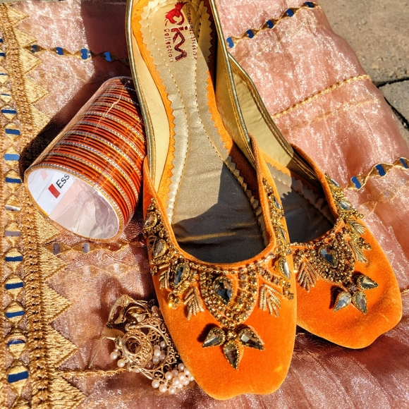 NWTBrand new Handmade velvet bridal khussas. Pakistani Indian khussas flat shoes - Picture 3 of 6